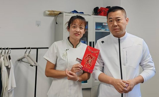 2024年9月13日，酒店，全体员工，发放中秋节福利_副本.jpg