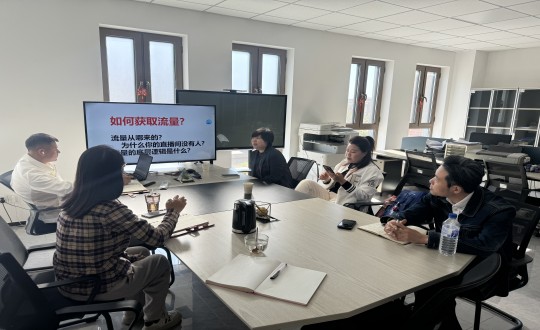 3.888电子官网·南山温泉城营销团队新媒体运营培训现场_副本.jpg