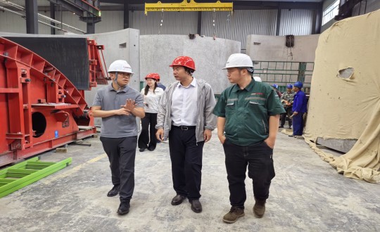 2024年7月5日，市建委初审工作组一行到访装配式总公司实地考察调研_副本.jpg