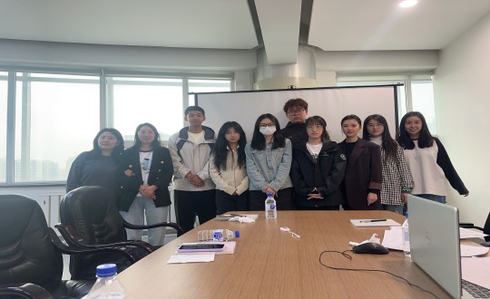 24.长春大学学子与888电子官网健康产业集团居家事业部员工合影留念_副本.jpg